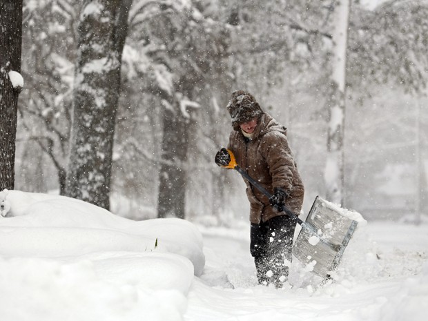 Sally Hawthorne  retira a neve da calçada na frente de sua casa em Kalamazoo, no Michigan (Foto: AP Photo/Kalamazoo Gazette-MLive Media Group, Mark Bugnaski)