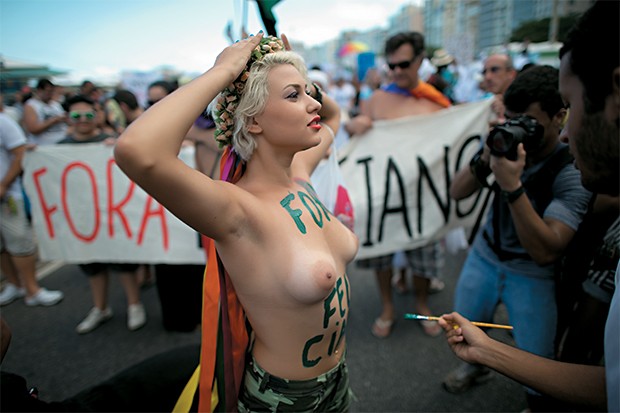 CORPO EM EVIDÊNCIA 1. Uma ativista protesta contra a homofobia no Rio de Janeiro (Foto: Paul Hackett/Reuters)