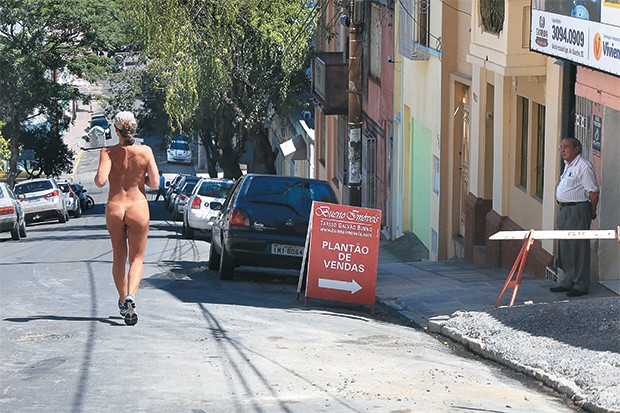 TÊNIS E BONÉ Corredora nua em Porto Alegre, no  dia 9. A nudez em lugar inusitado provoca assombro (Foto: Fernando Teixeira/Futura Press/Estadão Conteúdo)