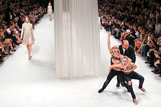 Manifestantes do Femen num desfile de moda, em Paris   (Foto: Jacques Brinon/AP)