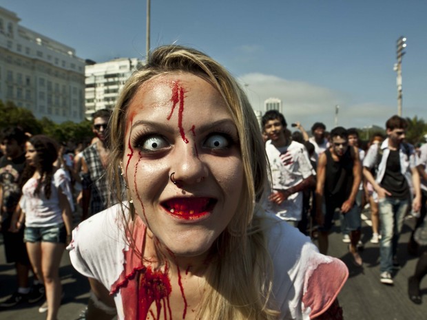 Movimentação de pessoas fantasiadas na Av. Atlântica, em Copacabana, Rio de Janeiro, RJ, na tarde deste domingo (2), para participar da Zombie Walk, marcha pública que acontece em diversas cidades do mundo. (Foto: ARIEL SUBIRÁ /FUTURA PRESS/ESTADÃO CONTEÚDO)