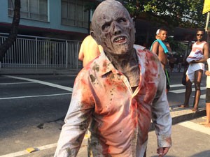 Homem saiu da Ilha do Governador fantasiado de zumbi para participar da caminhada na Zona Sul (Foto: Káthia Mello / G1)