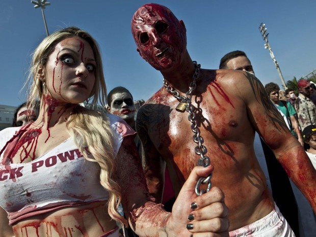 Movimentação de pessoas fantasiadas na Av. Atlântica, em Copacabana, Rio de Janeiro, RJ, na tarde deste domingo (2), para participar da Zombie Walk, marcha pública que acontece em diversas cidades do mundo. (Foto: ARIEL SUBIRÁ /FUTURA PRESS/ESTADÃO CONTEÚDO)