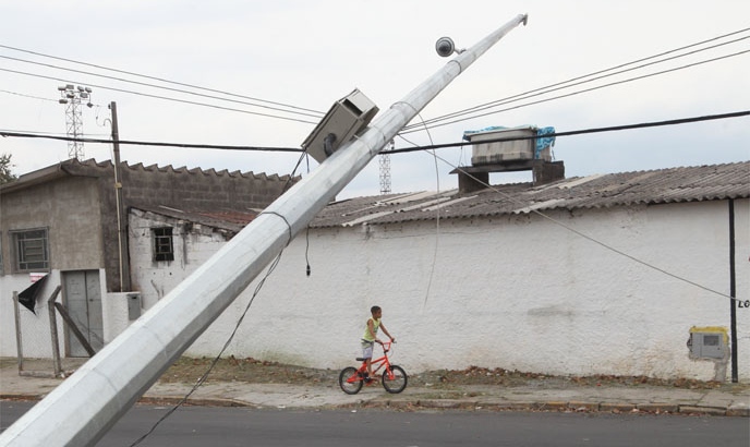 O poste foi derrubado, mas não houve danos à câmera. Foto: Rogério Marques