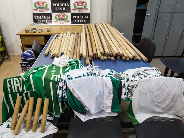 Material apreendido pela polícia com torcedores do Palmeiras (Foto: Victor Moriyama/G1)