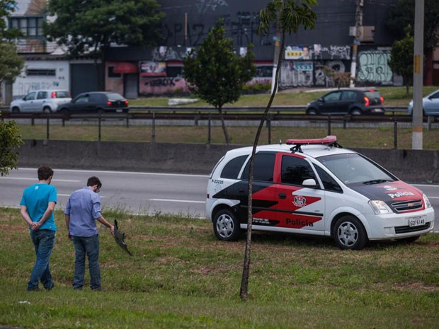 Partes de carros também ficaram no local da briga entre torcedores do Santos e do Palmeiras neste domingo (19) (Foto: Victor Moriyama/G1)