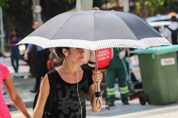 Paulistanos enfrentam calor de 37ºC na Praça da República, esquina com Rua Barão de Itapetininga, no centro de em São Paulo (SP) (Foto: Renato S. Cerqueira/Futura Press/Estadão Conteúdo)