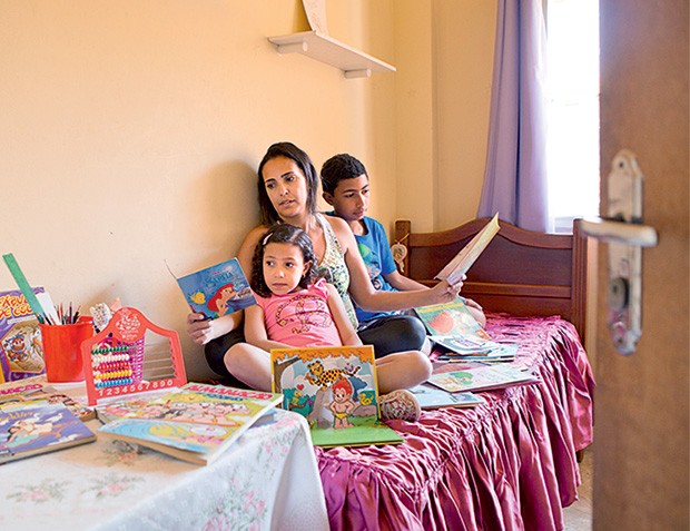 ATITUDES Tatiane com seus dois filhos, em casa, no Rio de Janeiro. Ela lê em voz alta para a mais nova e conversa sobre o futuro com o mais velho (Foto: Pedro Farina/ÉPOCA)