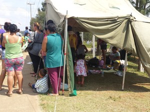 Familiares de presos aguardam negociações em barracas improvisadas (Foto: Alana Fonseca/G1)