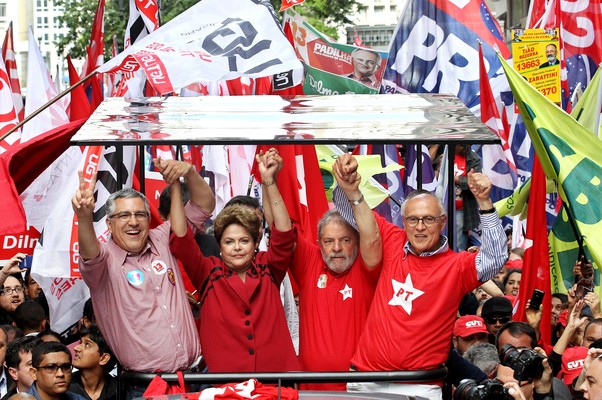 Padilha, Dilma, Lula e Suplicy em carreata em São Paulo. A força-tarefa contra os tucanos fracassou (Foto: Clayton de Souza/Estadão Conteúdo)