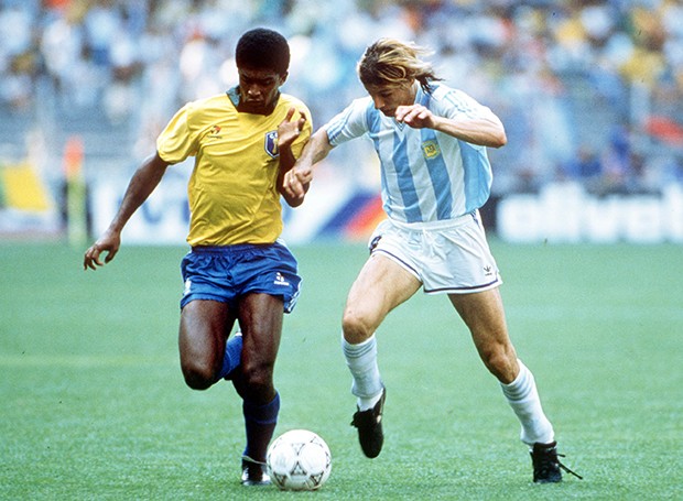 Valdo disputa bola com Caniggia - Argentina 1 x 0 Brasil (Foto: Bob Thomas/Getty Images)