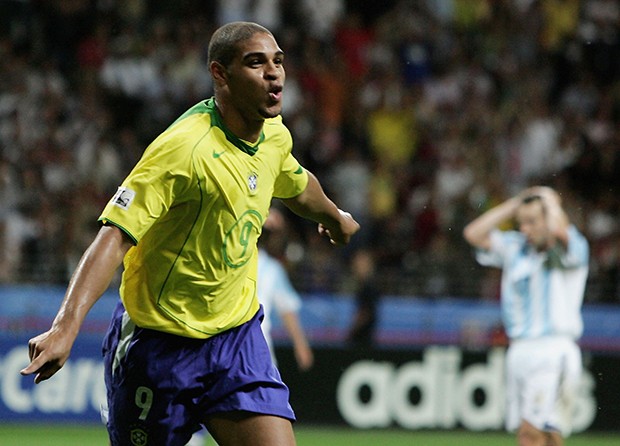 Adriano comemora gol que leva a final para a disputa nos pênaltis (Foto: Ben Radford/Getty Images)