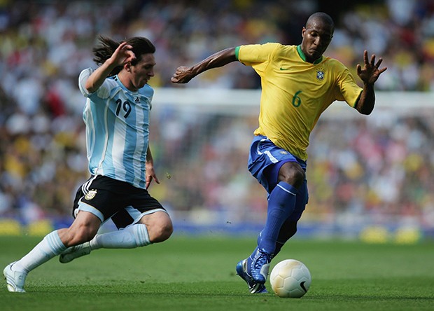 Gilberto Melo disputa bola com Messi em jogo amistoso (Foto: Ben Radford/Getty Images)