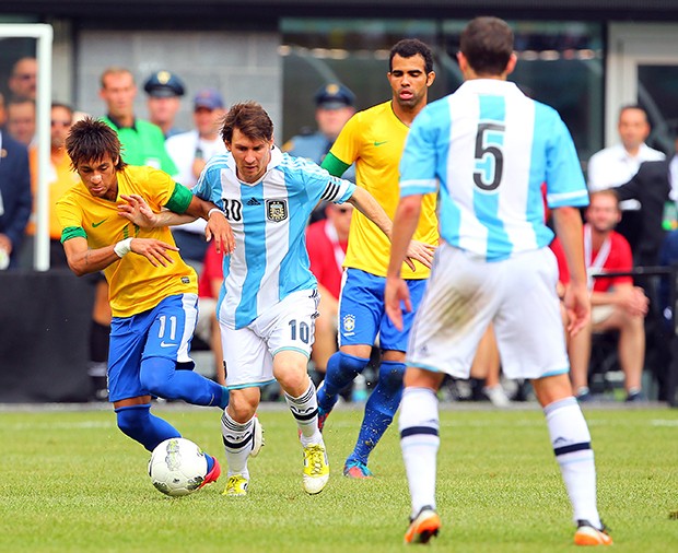 Primeiro duelo entre Neymar e Messi (Foto: Rich Schultz/Getty Images)