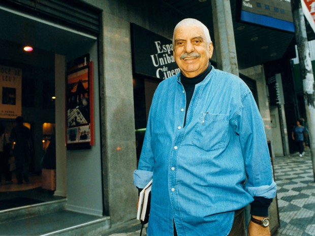 Hugo Carvana em frente ao Espaço Unibanco de Cinema em São Paulo (SP), em 12 de maio de 1997. Como ator, trabalhou nas novelas 'Roda de fogo' e 'Celebridades' (Foto: Vidal Cavalcante/Estadão Conteúdo)