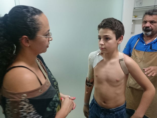 Menino esteve com a mãe para provar braço mecânico (Foto: Ana Carolina Levorato/G1)