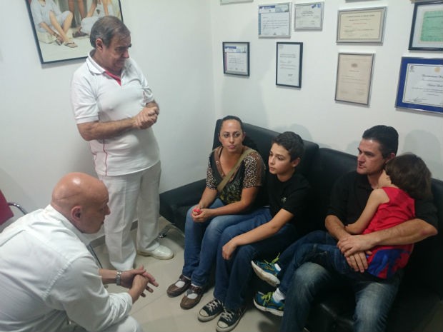 Menino foi com a família provar prótese em Sorocaba (Foto: Ana Carolina Levorato/G1)