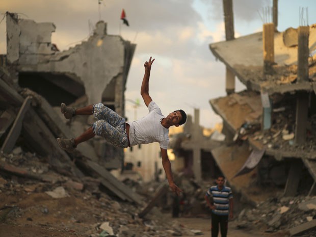 Exercícios incluem saltos e subidas em muros e outros objetos (Foto: Mohammed Salem/Reuters)