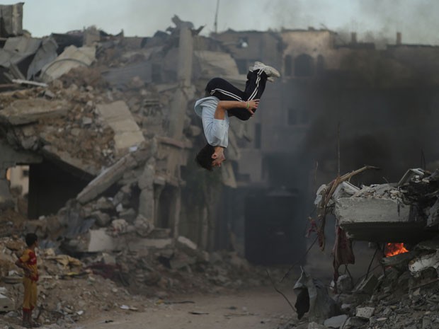 Adolescente mostra habilidade no Parkour em meio a ruínas (Foto: Mohammed Salem/Reuters)