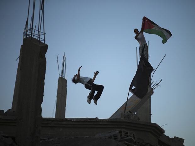 Um dos exercícios preferidos dos jovens é dar salto mortal de costas (Foto: Mohammed Salem/Reuters)