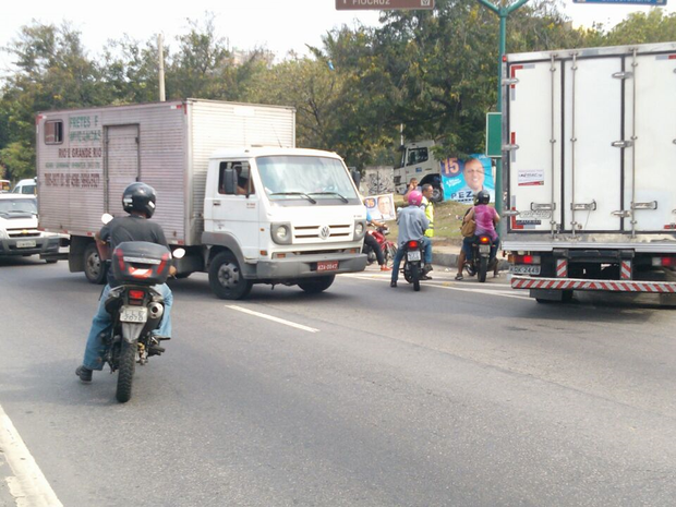 Tiroteio assustou motoristas que passavam pela Avenida Brasil na altura da Fiocruz (Foto: Eleny Borges/Arquivo Pessoal)