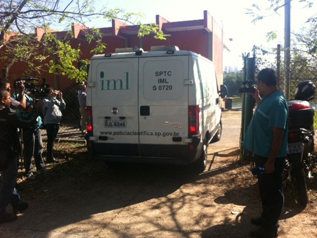 Veículo do IML chega pela manhã às proximidades da raia olímpica (Foto: Kleber Tomaz/G1)