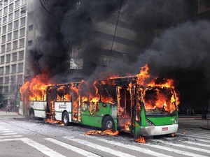 Ônibus foi incendiado no cruzamento em frente ao Theatro Municipal, no Centro de São Paulo, durante confronto em reintegração de posse (Foto: Caio Prestes/G1)