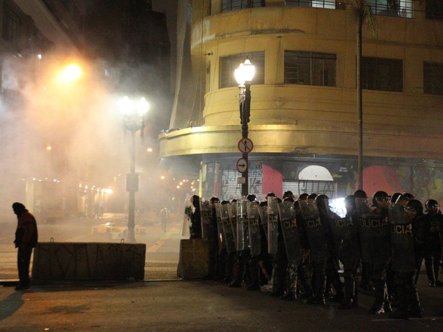 Ao menos cinco explosões puderam ser ouvidas por volta das 18h30 no Largo do Paissandu. (Foto: Márcio Fernandes/Estadão Conteúdo)