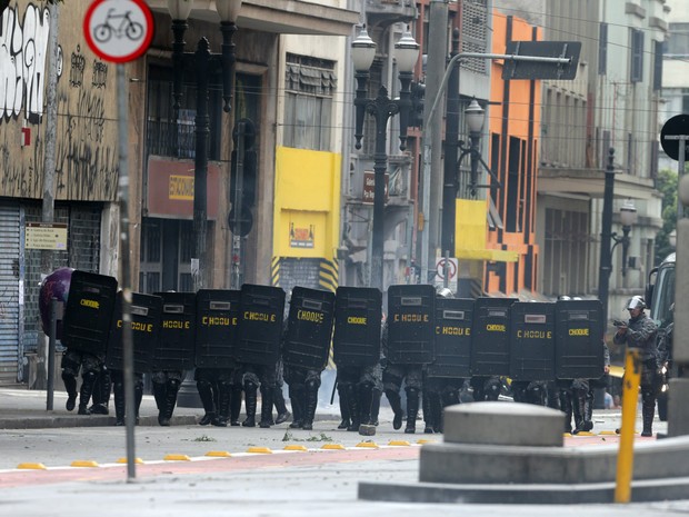 Por volta das 16h desta terça-feira, a situação no centro de São Paulo voltou a ficar tensa após confrontos causados pela reintegração de posse de um prédio do Aquarius Hotel ocupado na Avenida São João (Foto: Nilton Fukuda/Estadão Conteúdo)