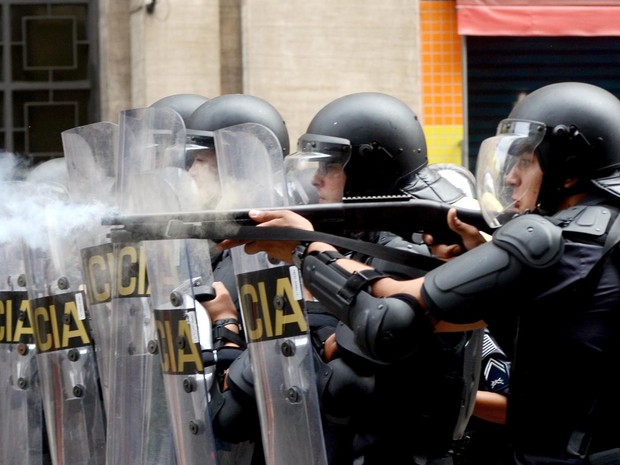 Policiais disparam balas de borracha durante confronto com moradores em ação de reintegração de posse no centro (Foto: Alan Morici/Agência O Dia/Estadão Conteúdo)