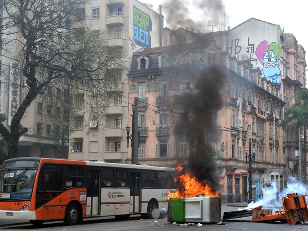 Uma cabine do transporte público é incendiada durante confronto entre polícia e membros do movimento sem teto (MTST) em ação de reintegração de posse  (Foto: Nelson Almeida/AFP)