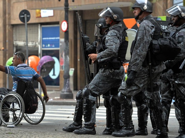 Policiais entraram em confronto com ocupantes de prédio durante reintegração de posse no Centro de São Paulo (Foto: Nelson Almeida/AFP)