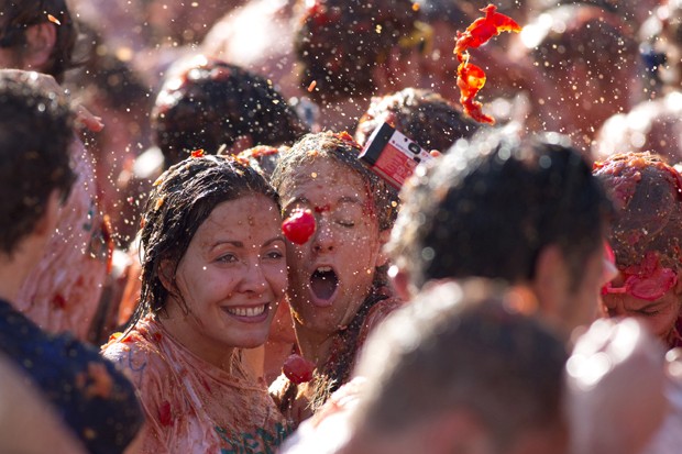 Jovens são atingidas por tomates durante 'selfie' em evento na Holanda (Foto: Peter Dejong/AP)