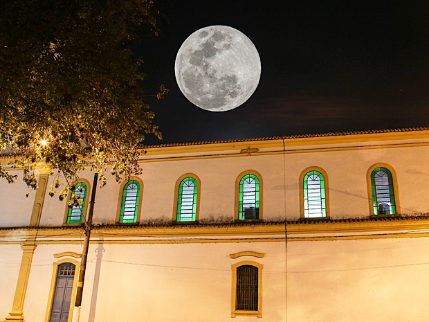 Terceira e última 'Superlua' do ano é vista a partir da cidade de Santana de Parnaíba (SP), na noite desta segunda-feira (8) (Foto: VANESSA CARVALHO/BRAZIL PHOTO PRESS/ESTADÃO CONTEÚDO)