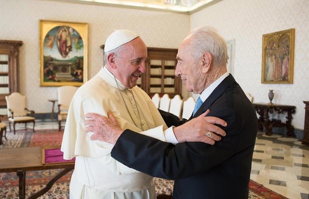 Papa Francisco encontra o ex-presidente israelense Simón Peres no Vaticano. O político ofereceu ao Pontífice que presida uma nova Organização das Religiões Unida, ?uma ONU religiosa? (Foto: L'OSSERVATORE ROMANO/EFE)