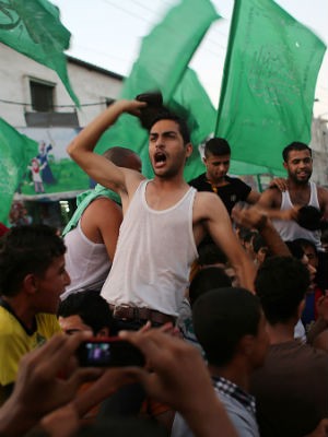 26/08 - Palestinos comemoram cessar-fogo por prazo indeterminado na Faixa de Gaza (Foto: Said Khatib/AFP)