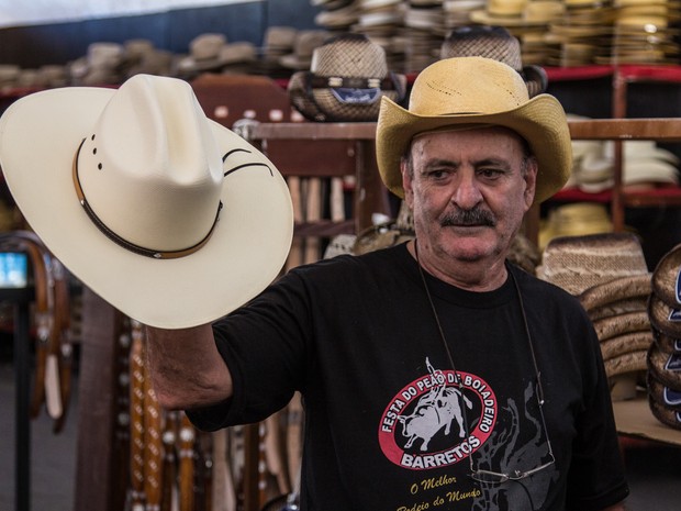 O empresário Walter Martins exibe chapéu de R$ 550, à venda na Festa do Peão (Foto: Mateus Rigola/G1)