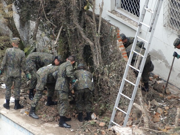 Pequenos destroços e fragmentos têm sido encontrados pela equipe de buscas (Foto: Roberto Strauss/G1)