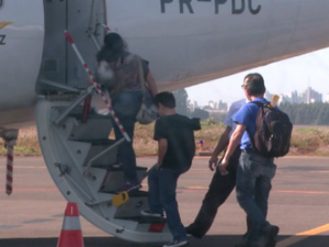 Menino atacado por tigre embarcou nesta quinta-feira para São Paulo (Foto: Reprodução RPC TV)