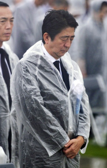 O primeiro-ministro do Japão, Shinzo Abe, se emocionou durante a cerimônia