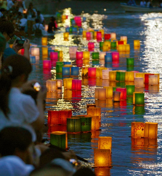 Logo no início da manhã, japoneses colocaram lanternas de papel nas águas do rio Motoyasu, em Hiroshima