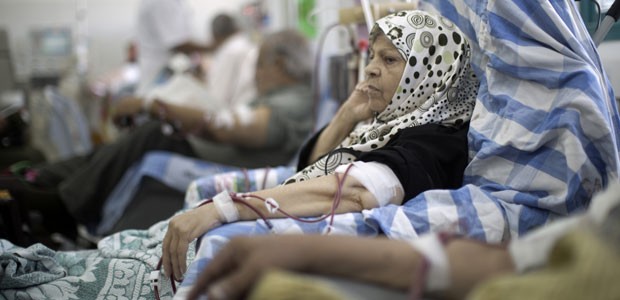 Pacientes de hospital da Cidade de Gaza, em setembro de 2013 (Foto: Mahmud Hams/AFP)