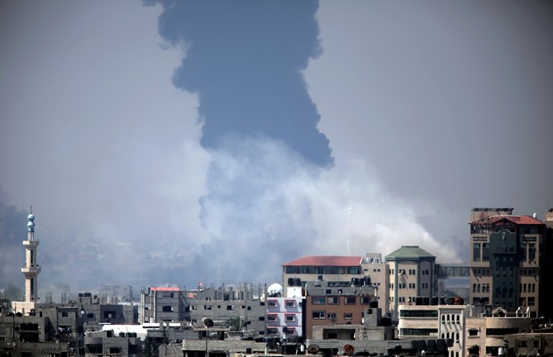 Israel bombardeia a única central elétrica da Faixa de Gaza  (Foto: AP Photo/Khalil Hamra)