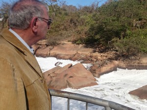 Francisco acompanha a limpeza do rio em Salto (Foto: Ana Carolina Levorato/G1)