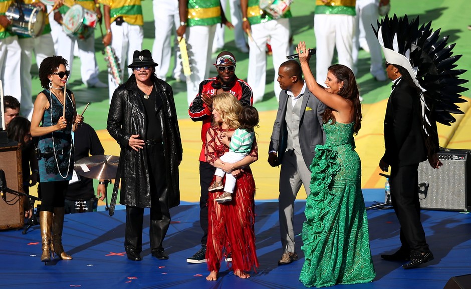 Carlinhos Brown, Shakira, Carlos Santana, Wyclef Jean e Alexandre Pires no encerramento da Copa