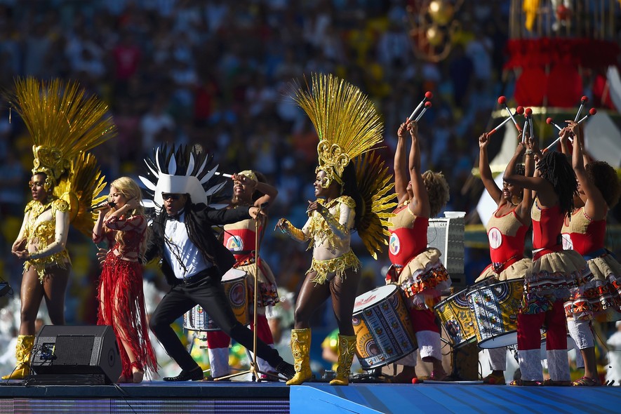 Shakira e Carlinhos Brown cantam La La La