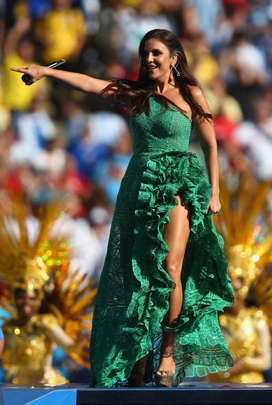 Ivete Sangalo cantando durante a abertura