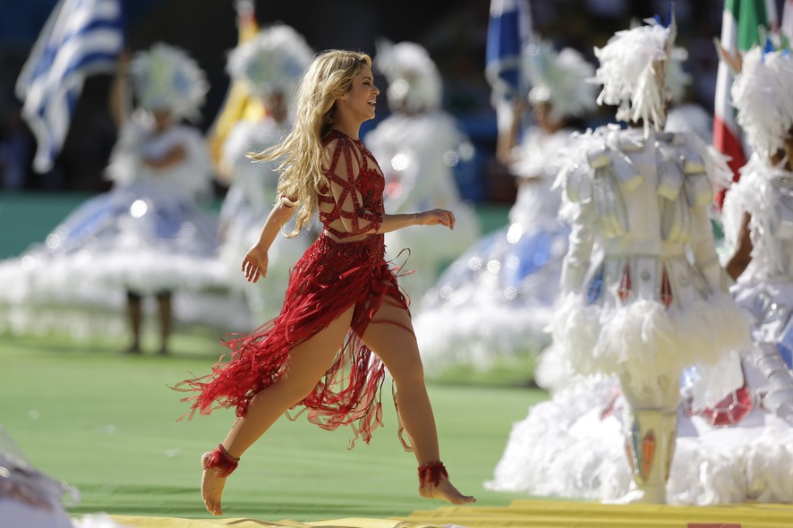 Shakira deixa o palco após apresentação no encerramento da Copa do Mundo