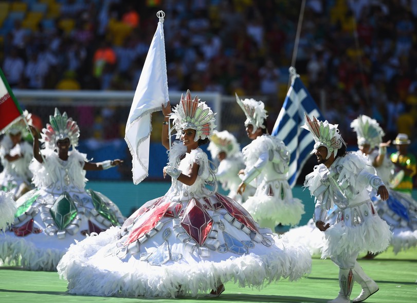 32 casais de mestres-salas e porta-bandeiras representavam cada um dos países participantes do Mundial