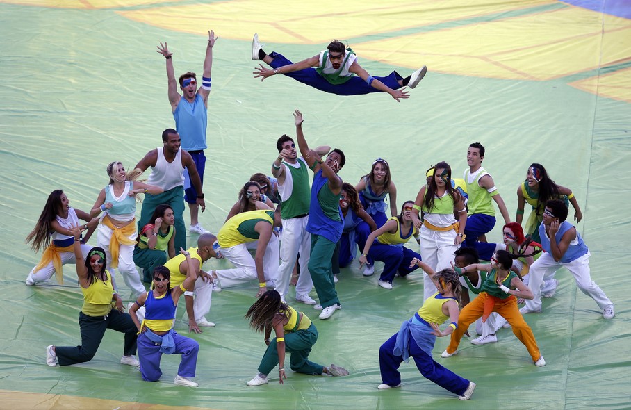 Bailarinos dançam durante a festa de encerramento da Copa do Mundo